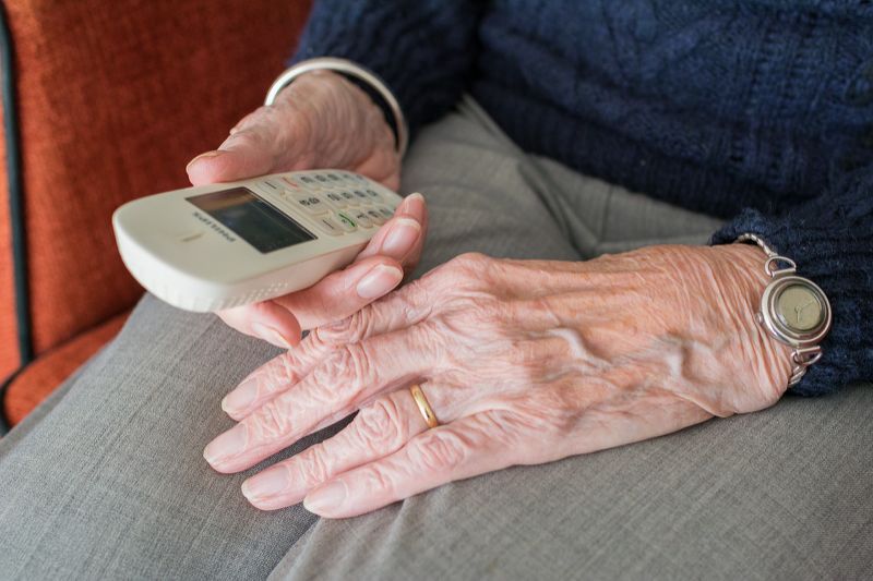 Finge il suicidio quasi 300 volte in un anno: nei guai una anziana