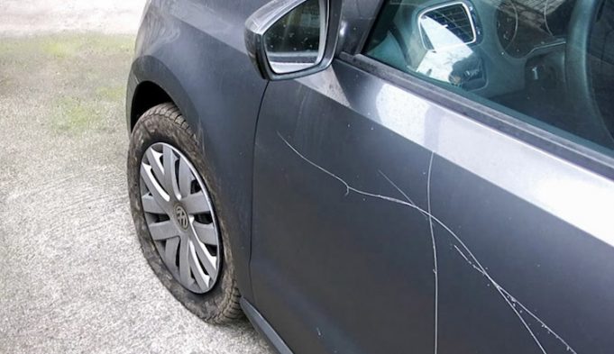 Riga fiancata di un’auto a Frassineto: incastrato dalle telecamere