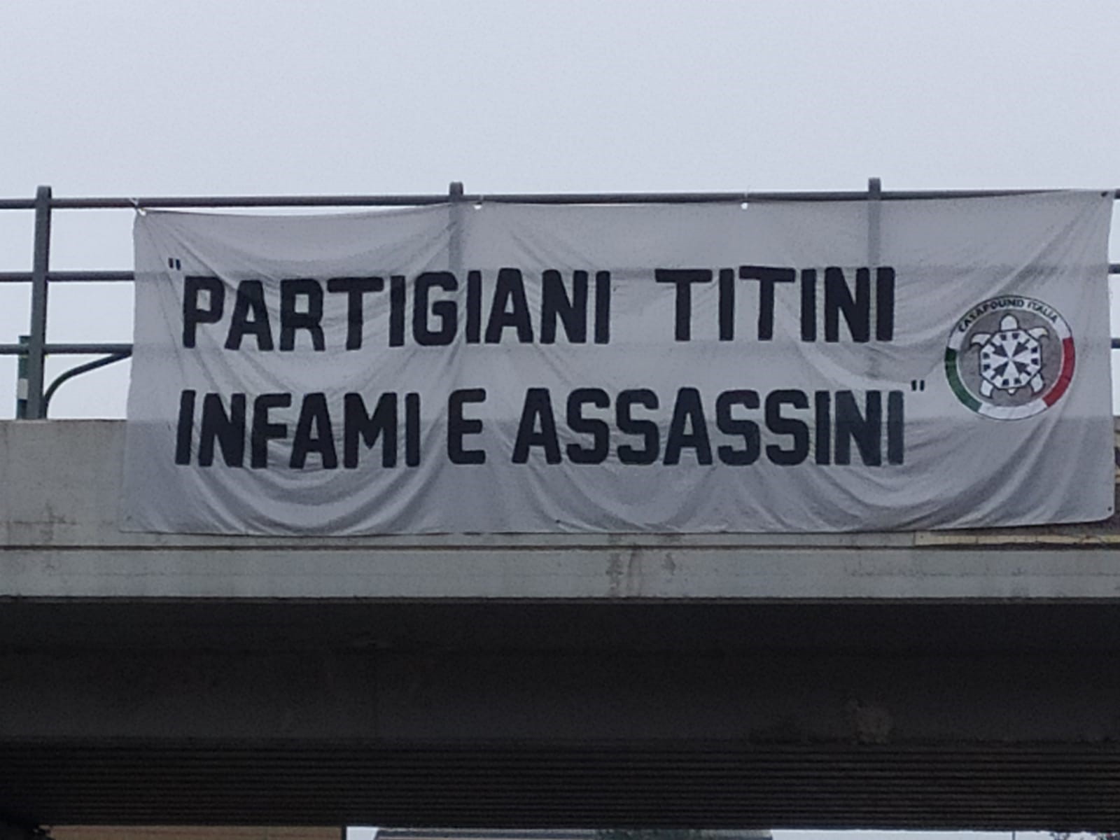 Striscione di Casapound contro i partigiani a Casale
