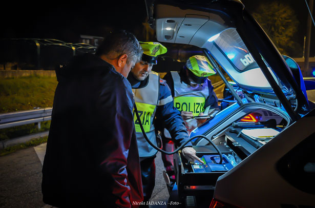 Controlli della Stradale contro la guida sotto effetto di alcol. Sei patenti ritirate e due conducenti positivi al “drogometro”