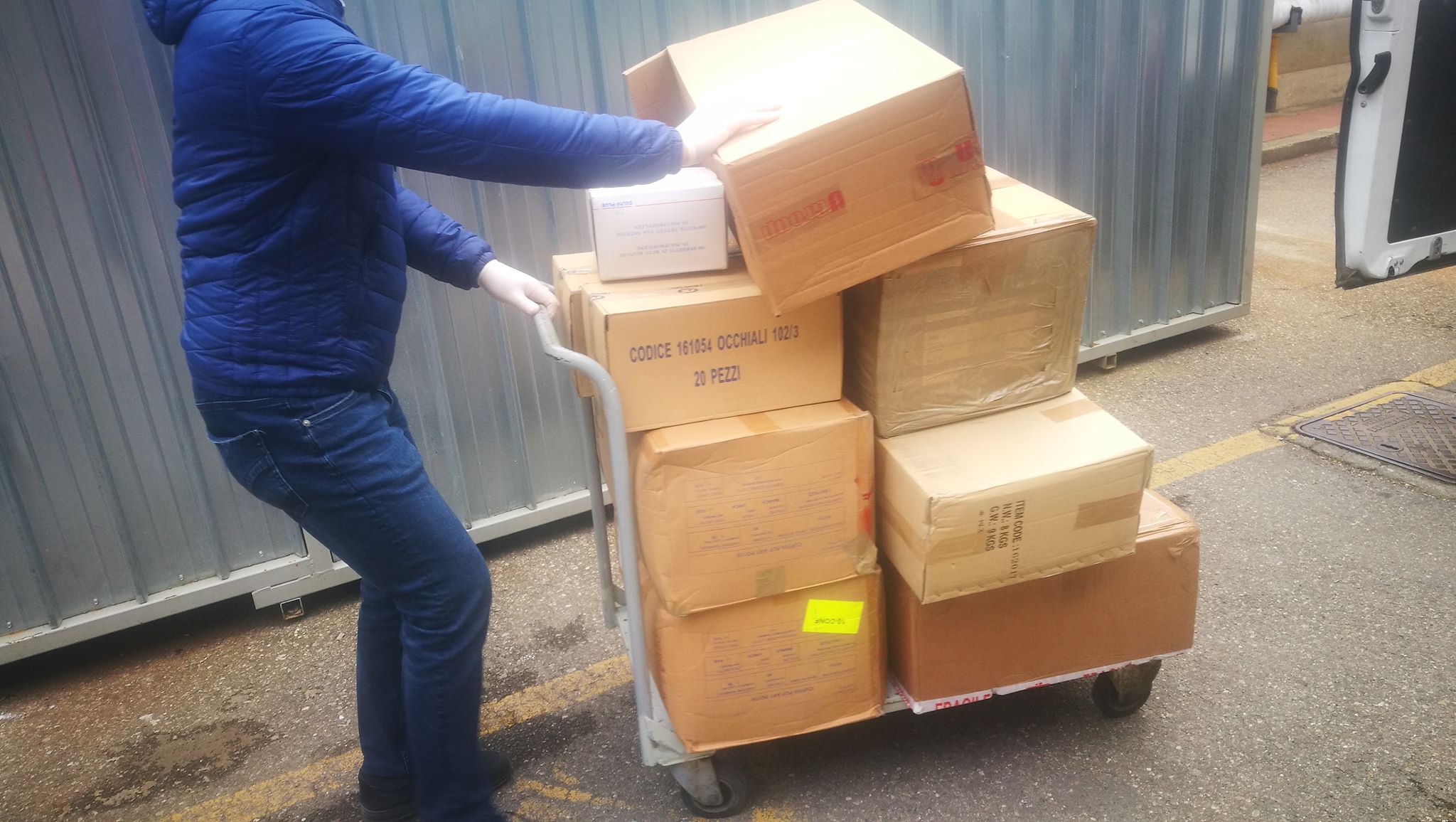 A Novi Ligure un camion carico di dispositivi di sicurezza per medici e infermieri