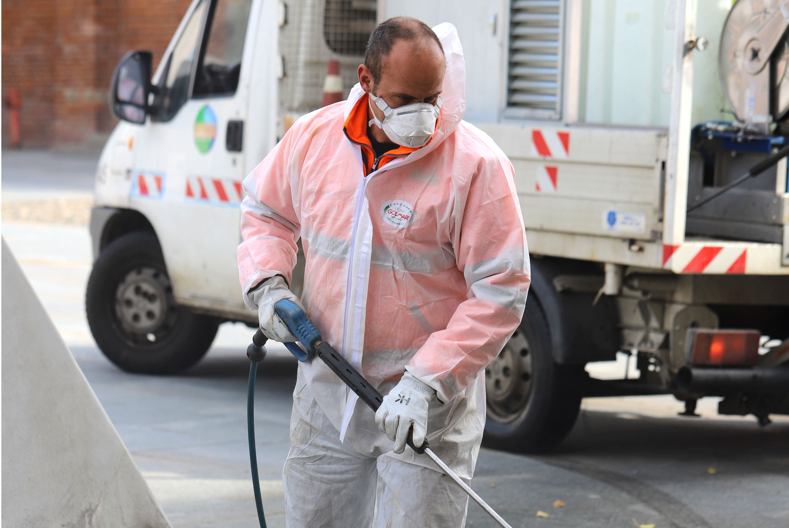 Coronavirus, Amag Ambiente: sforzo straordinario per igienizzare strade e arredi