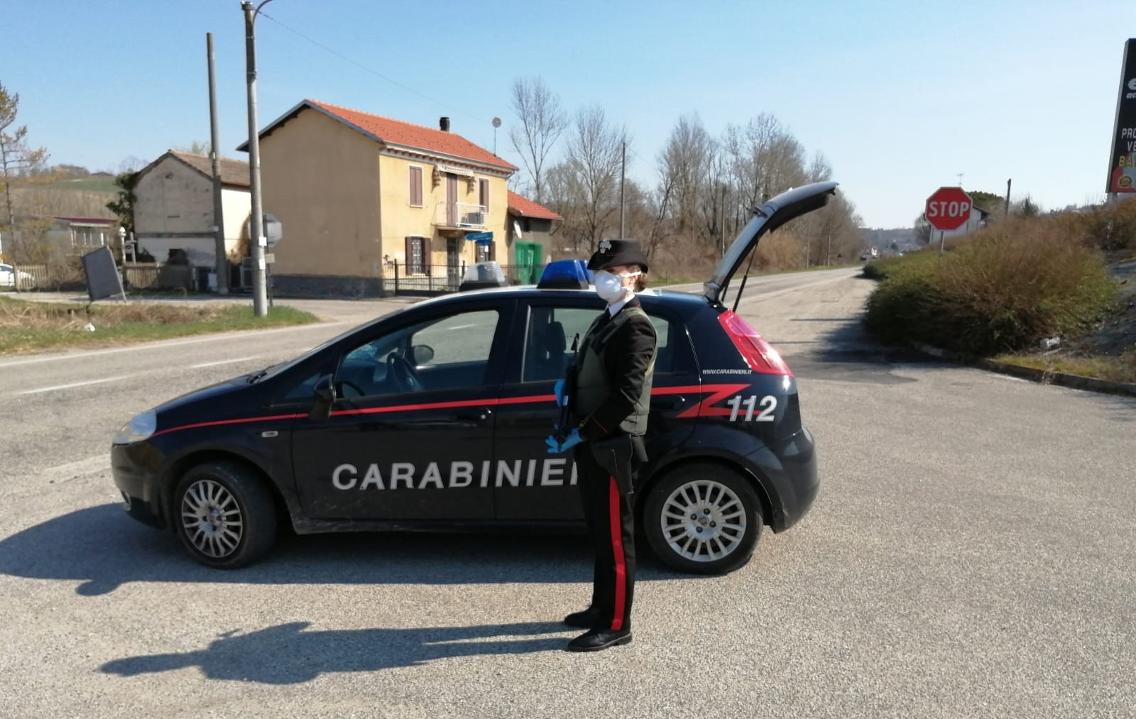 Bimba di 4 anni trovata a vagare sulla provinciale: salvata e restituita ai genitori dai Carabinieri