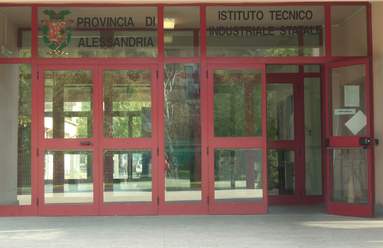 Amuchina esaurita e all’istituto Montalcini di Acqui preparano igienizzanti nei laboratori