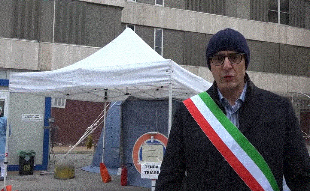 Il sindaco di Acqui davanti all’ospedale per esprimere gratitudine agli operatori sanitari