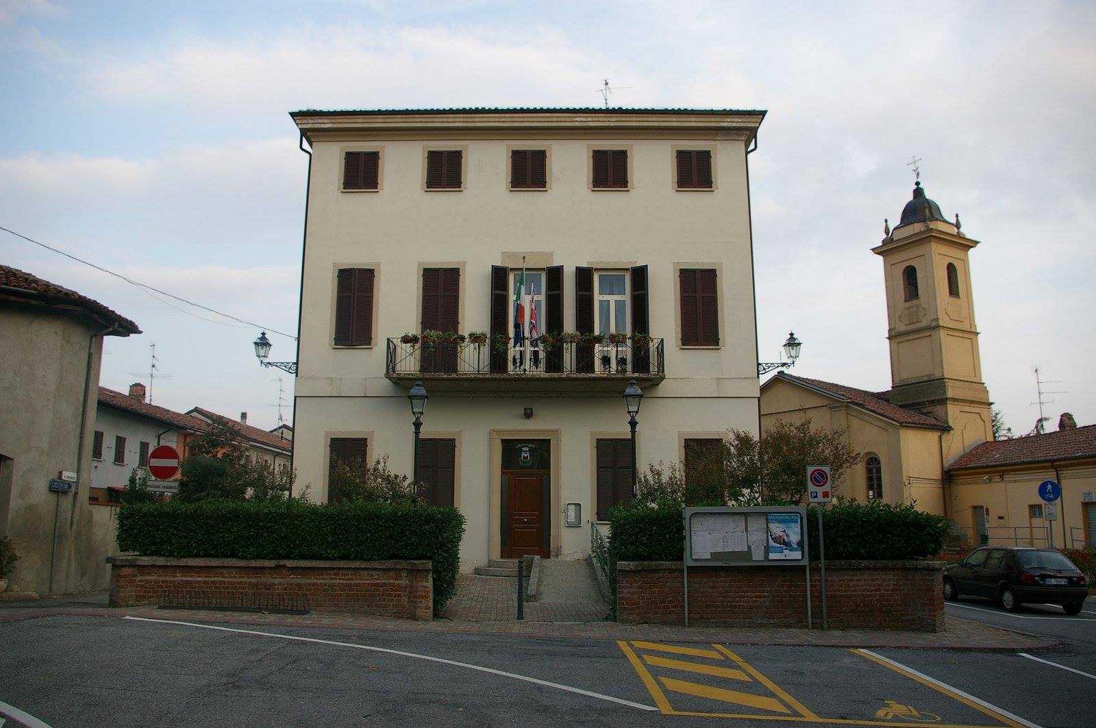 Mirabello combatte l’emergenza con la solidarietà e gli arcobaleni