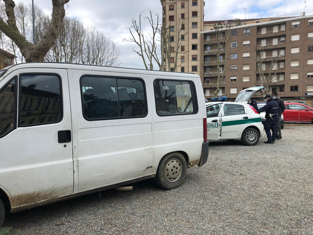 In nove su un furgone senza giustificazione: denunciati dalla Municipale