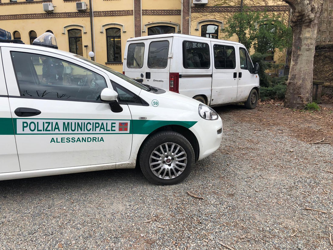 Ubriaco causa un incidente poi aggredisce la Polizia Municipale