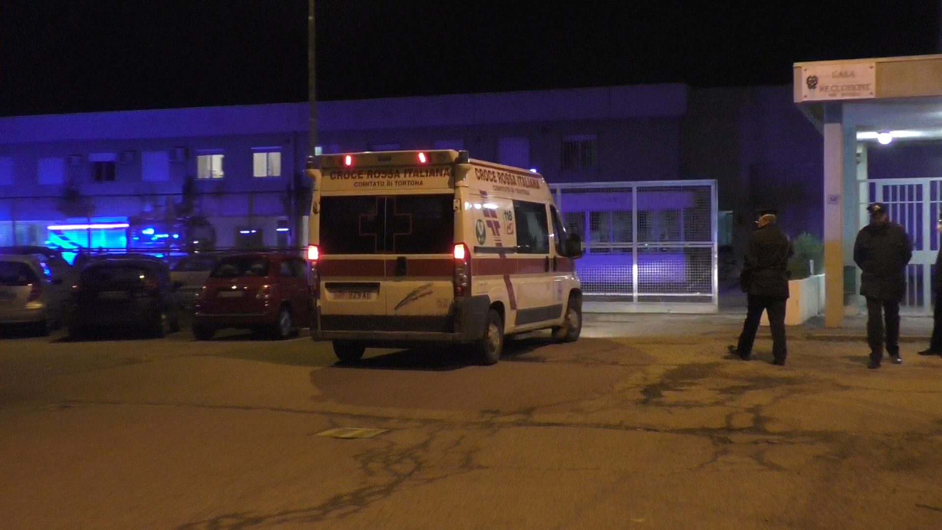 “Tutto in fiamme e ci lanciavano contro oggetti”: il racconto dal carcere San Michele
