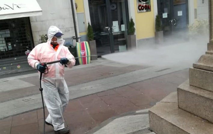 Coronavirus: ad Alessandria sanificati mezzi raccolta rifiuti. In corso pulizia di strade e bidoni