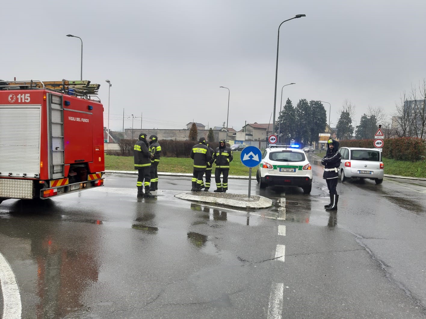 Corto circuito alla linea elettrica: tombino salta per aria a Serravalle