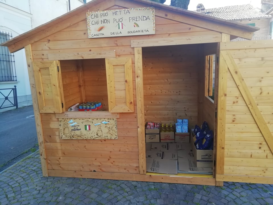 A Oviglio creata la “casetta della solidarietà”: chi ha mette chi è in difficoltà può prendere