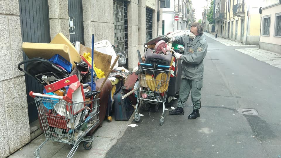 Sporcaccioni in azione in via Plana: gli ispettori ambientali sono sulle loro tracce