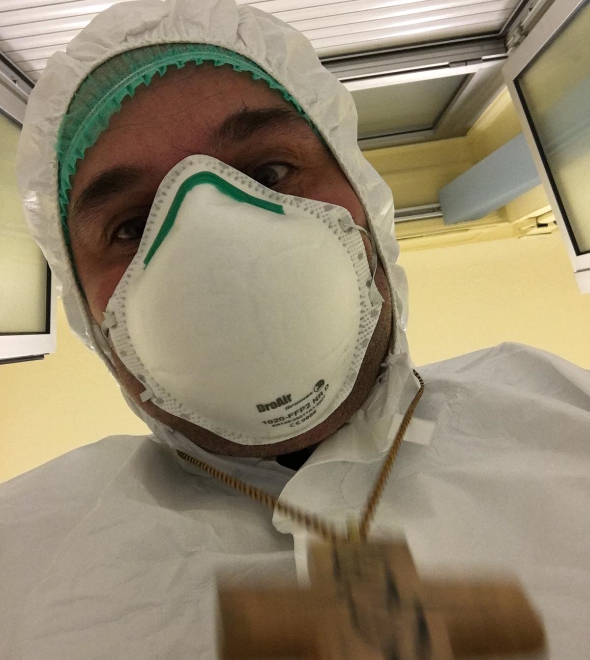 Al Covid Hospital Tortona c’è Don Pietro Sacchi a confortare pazienti e anche medici