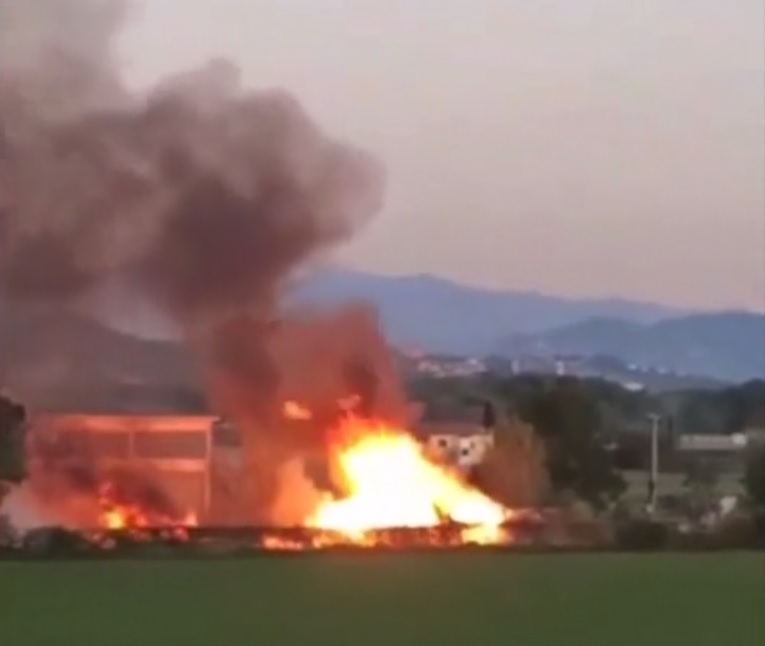 Incendio in un capannone tra Alessandria e Tortona: alta colonna di fumo nero
