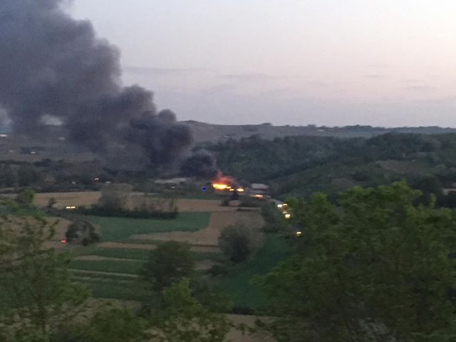 Vasto incendio in un capannone a Cassine: sul posto i Vigili del Fuoco