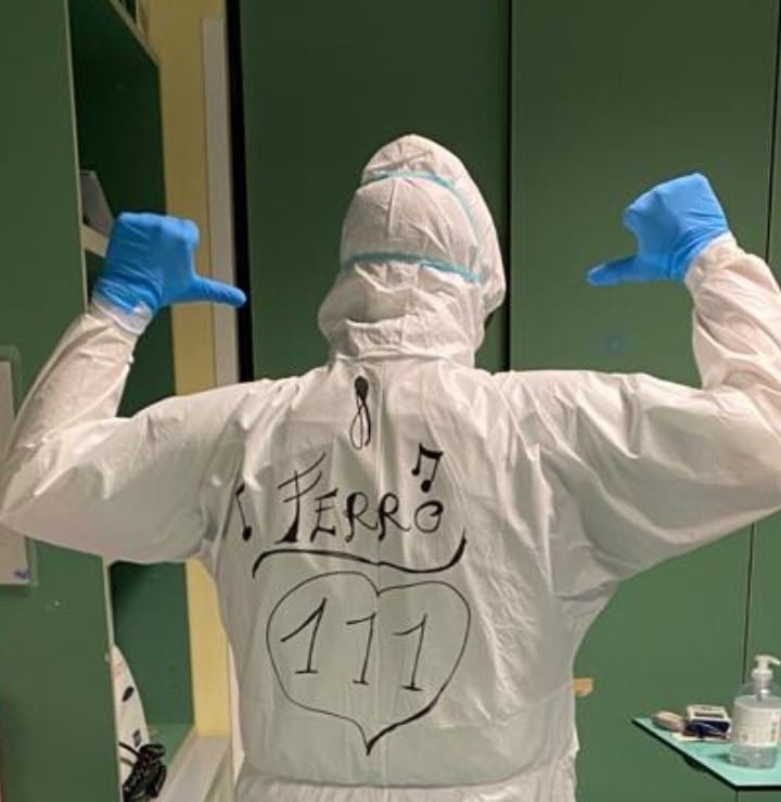 Infermiere del Tortona Covid Hospital omaggia Tiziano Ferro che si commuove: “Sei tu l’eroe”