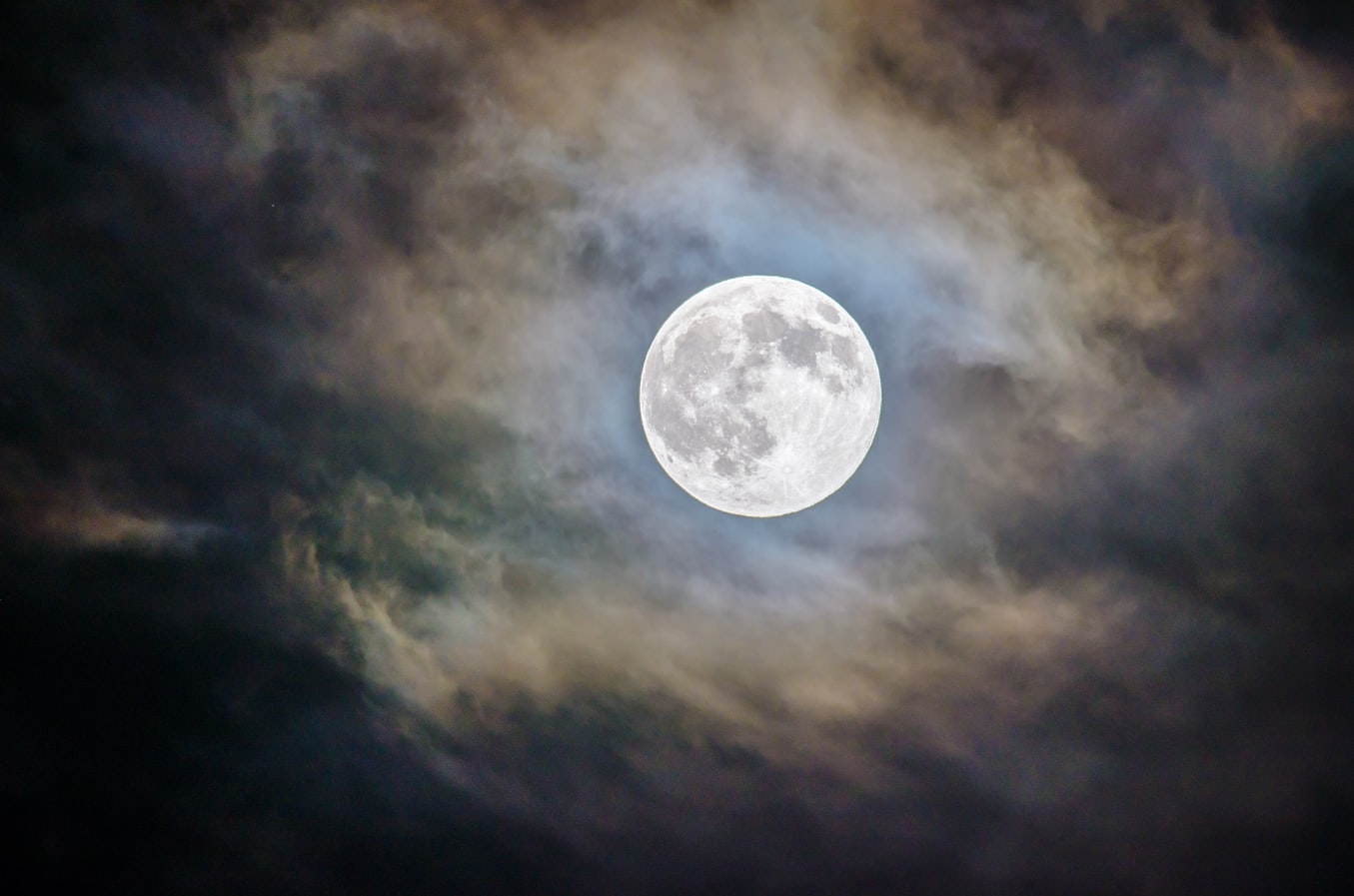 Questa sera naso all’insù per osservare la Superluna