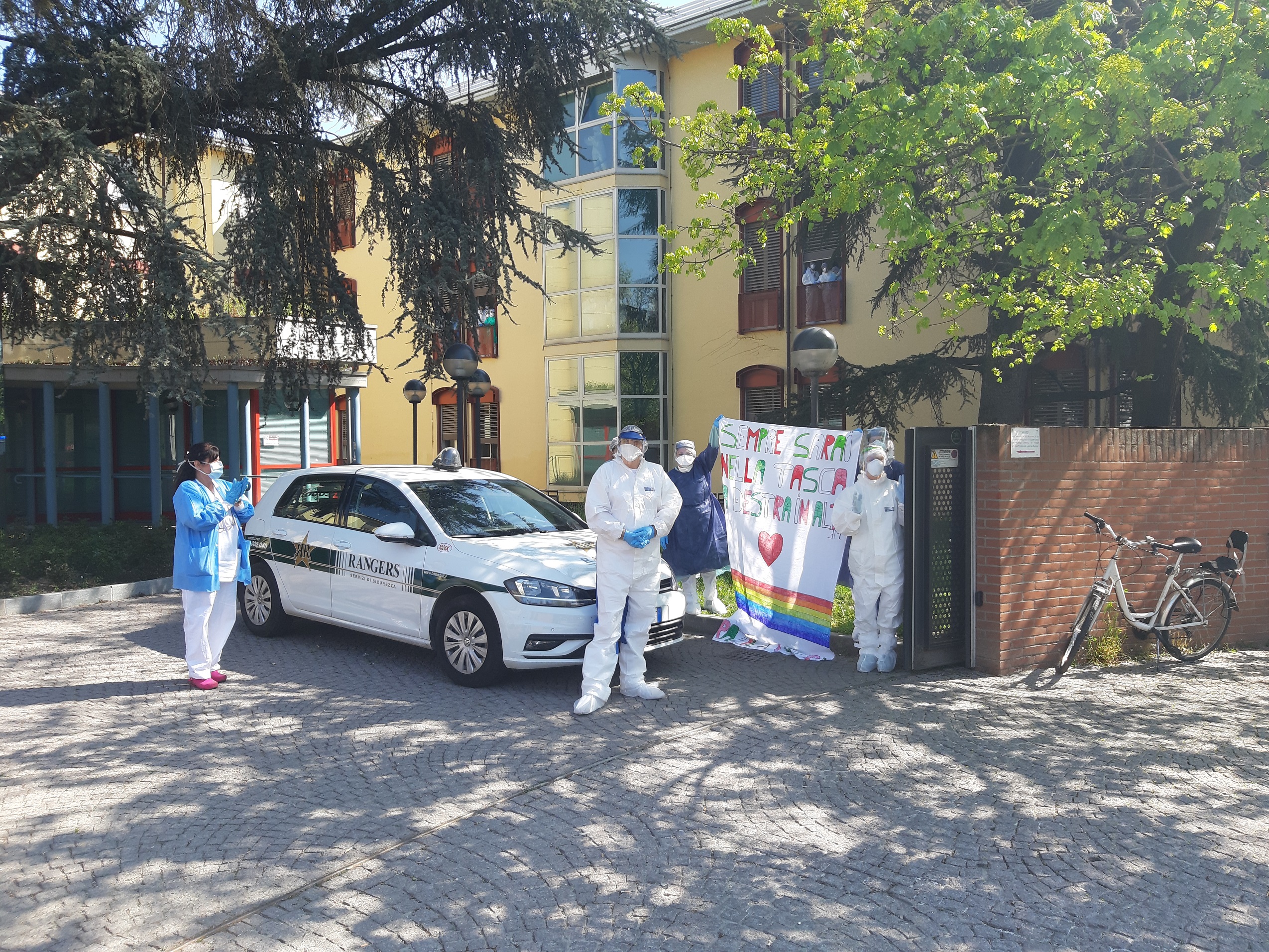 A Tortona il ‘flash mob’ davanti all’ospedale per ringraziare medici e infermieri