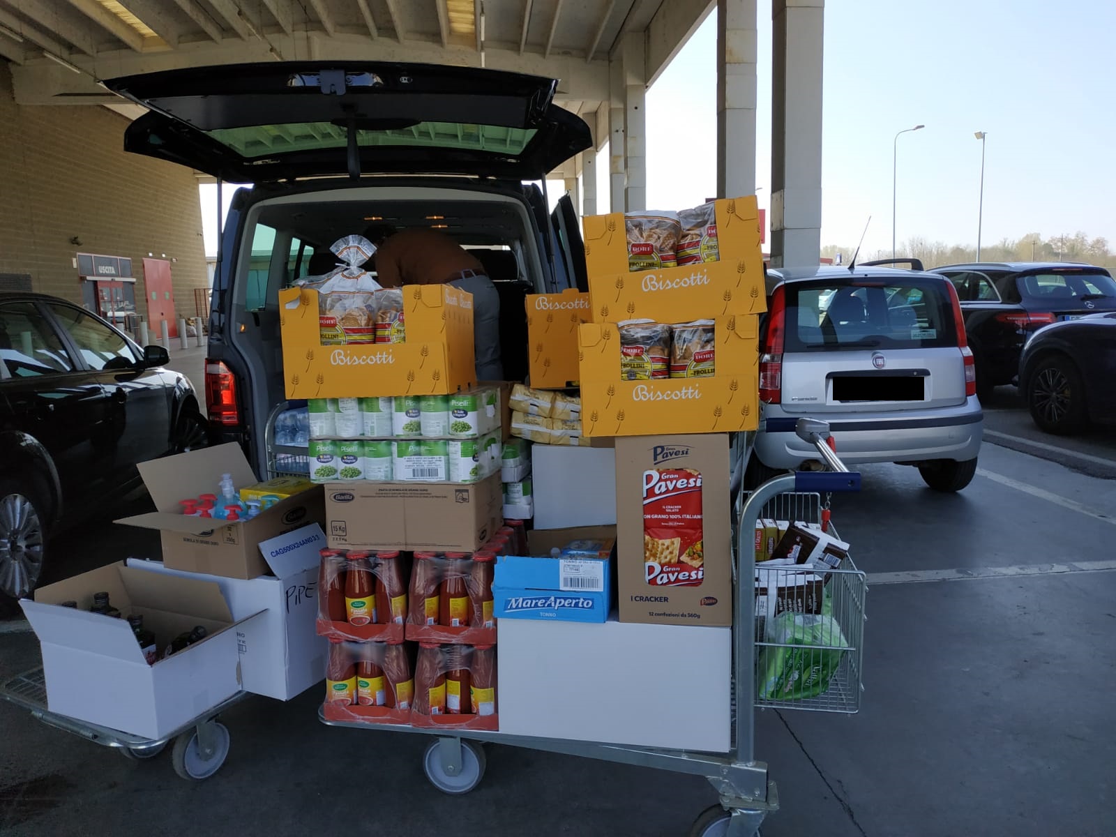 Una spesa per la Caritas dai commercianti di Corso Acqui: “Giusto aiutare in questo momento”