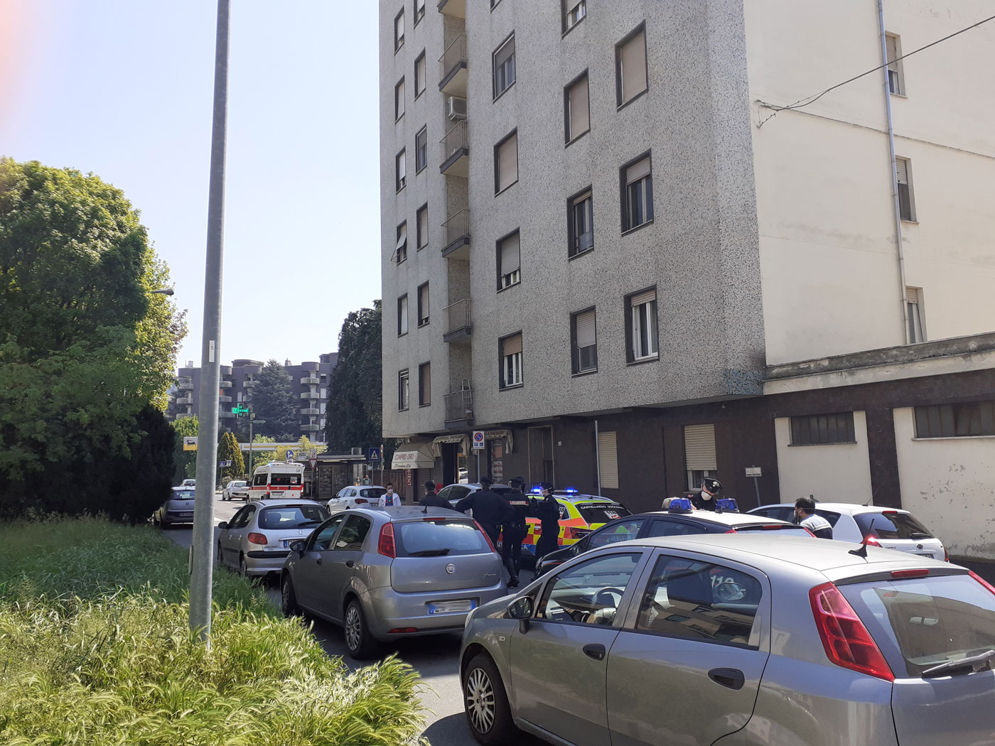 Cade dal settimo piano e muore: tragedia in Corso Romita