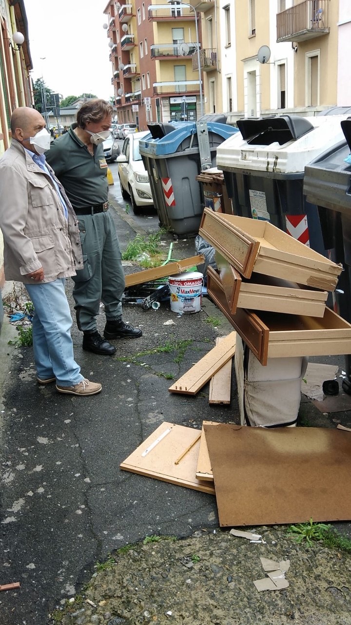 Rifiuti abbandonati in via D’Angennes trovato e sanzionato il responsabile