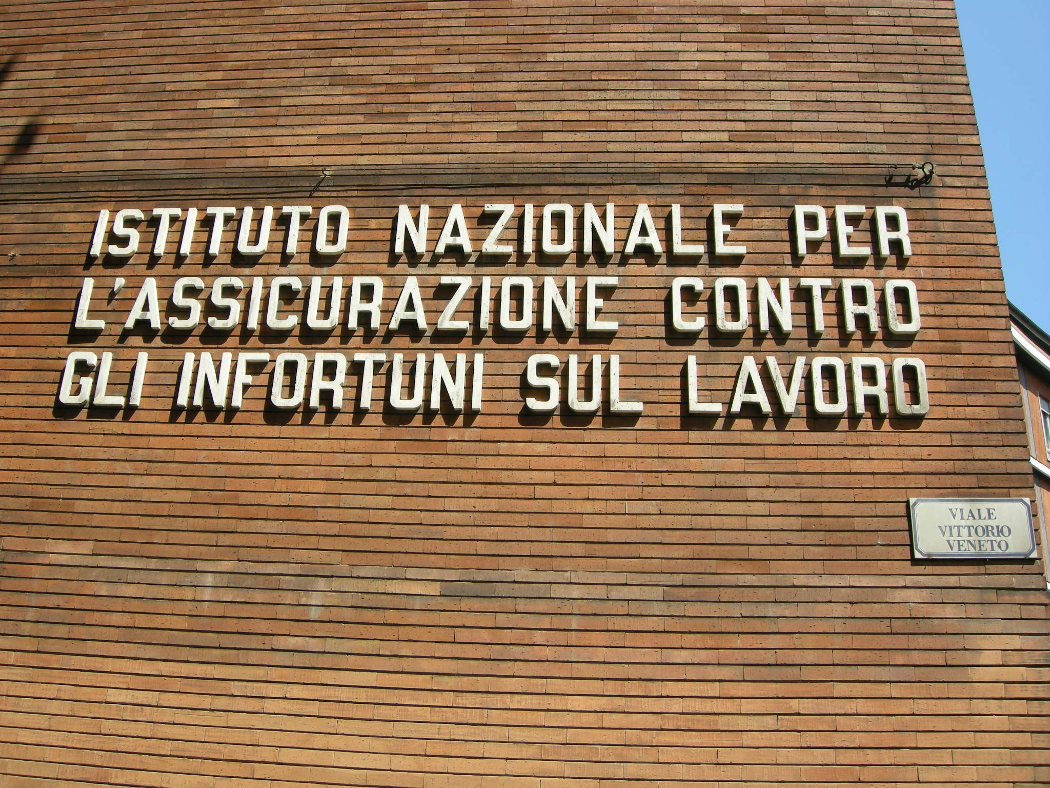 Inail: “Datore di lavoro responsabile di positività dipendente solo se ha violato le norme”