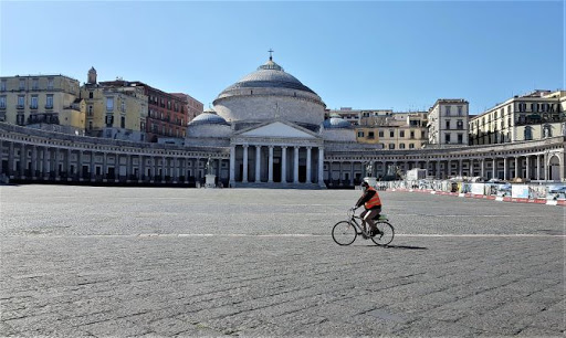 Napoli sa essere divertente e moderna perché sa bene cos’è la morte