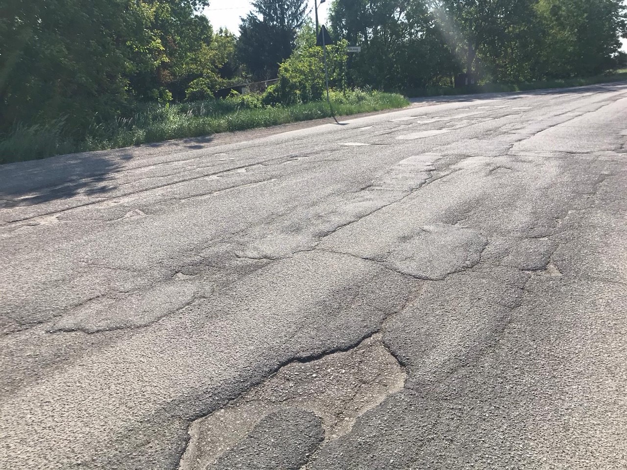 Buche sulla strada davanti al Presidio Borsalino: “Situazione pericolosa e indegna”