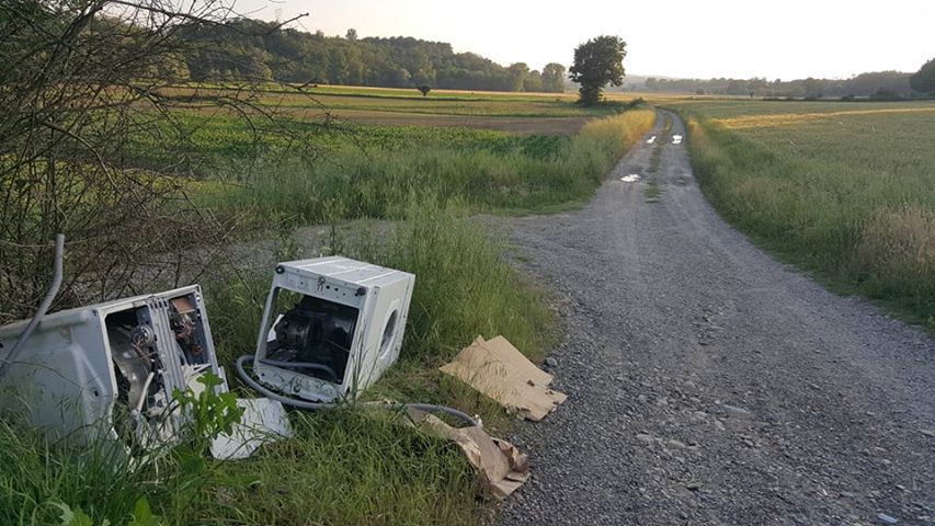 Elettrodomestici abbandonati nella riserva del Bosco delle Sorti a Mombaruzzo