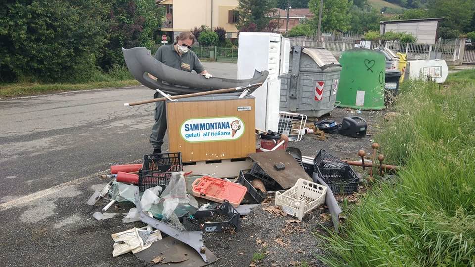A Valmadonna rifiuti lasciati per strada. Intanto gli ispettori multano ‘sporcaccione’ ad Alessandria