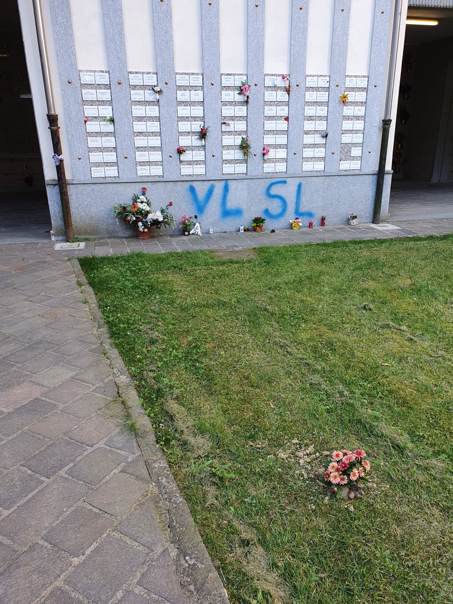 Imbrattato con scritte il Giardino della Memoria ad Alessandria