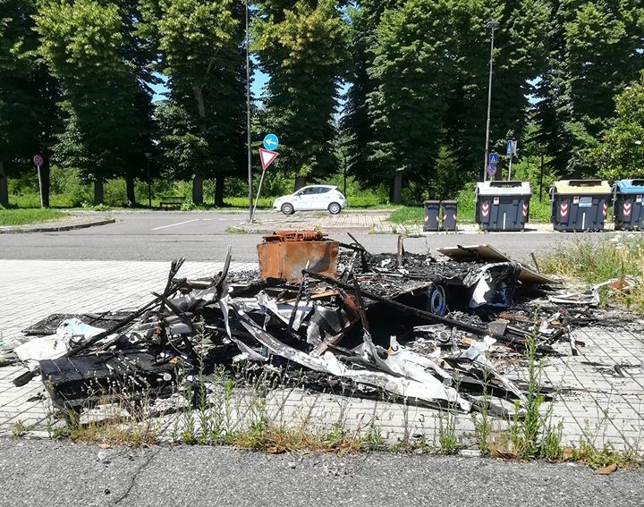 Camper incendiato in viale Michel, Ciccaglioni: “Attendiamo fine indagini per rimuoverlo”