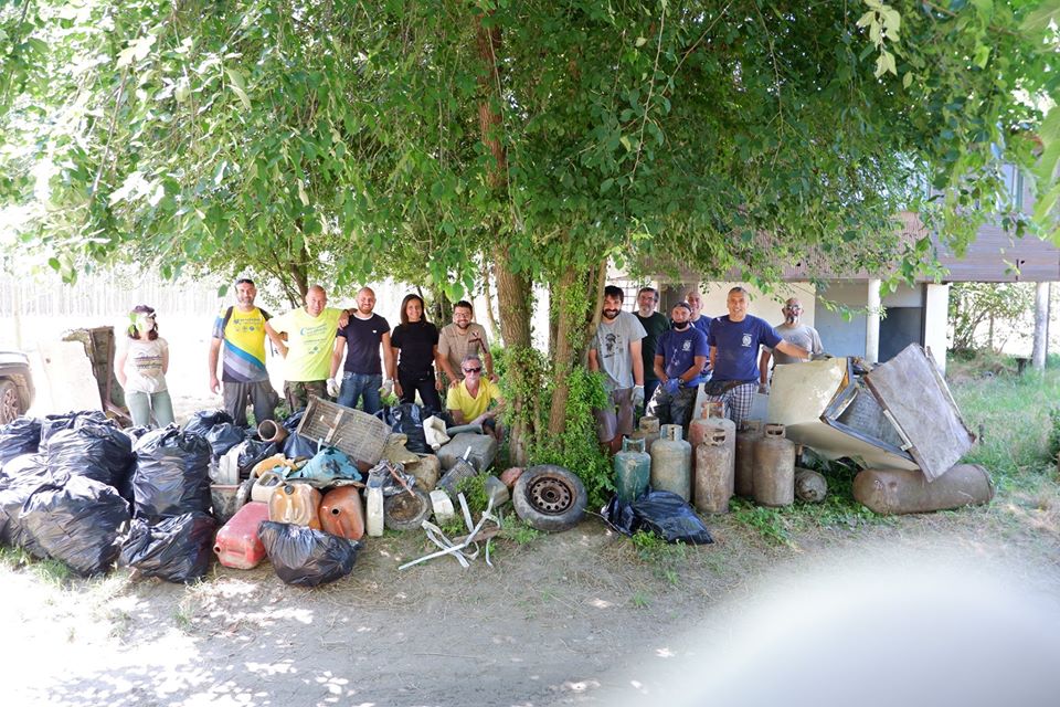 Oltre 110 sacchi di spazzatura dalle rive del Po a Valenza: “In un mese e mezzo fatto tantissimo”