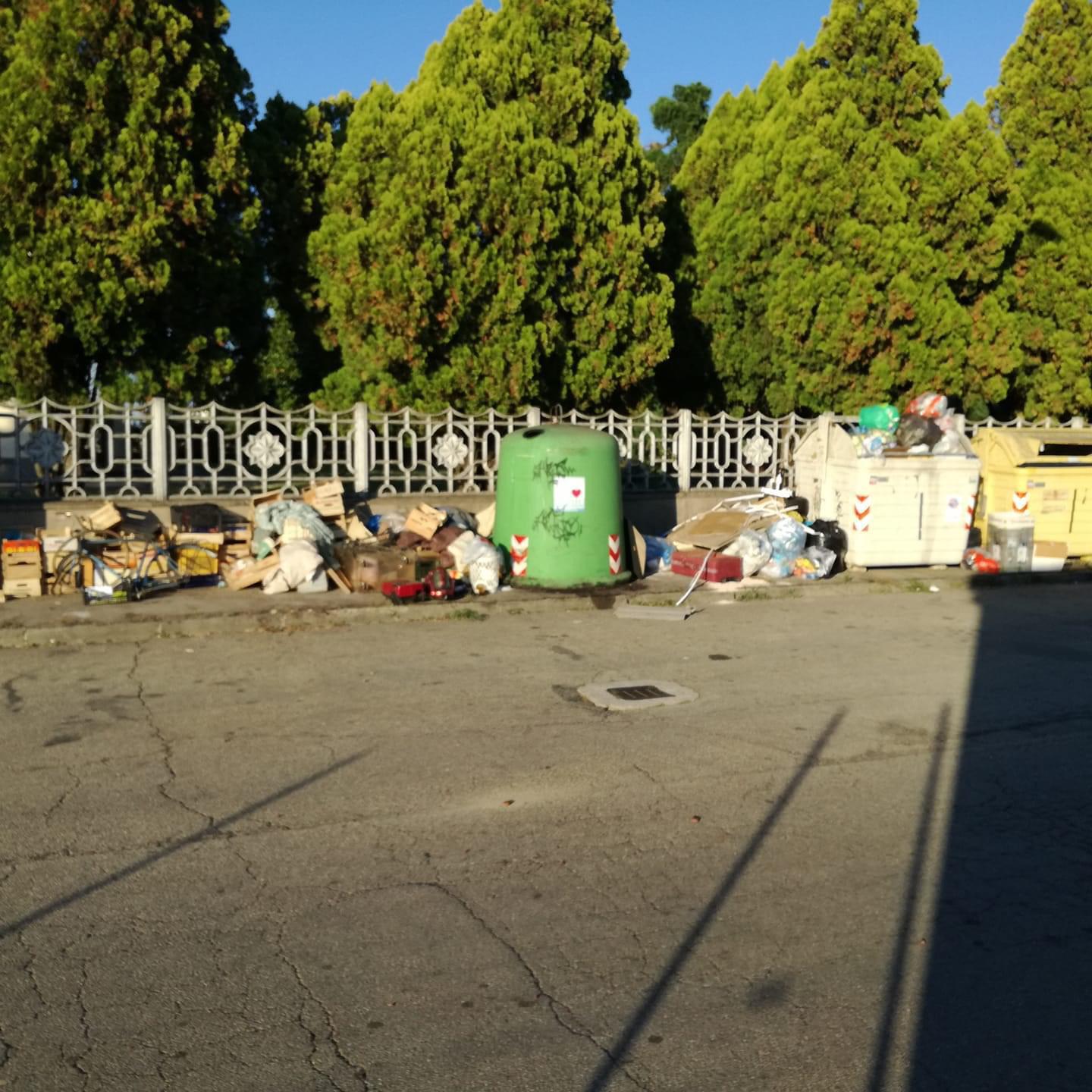 Via Poggio a Lobbi come una discarica, la rabbia dei cittadini: “Vergognoso”