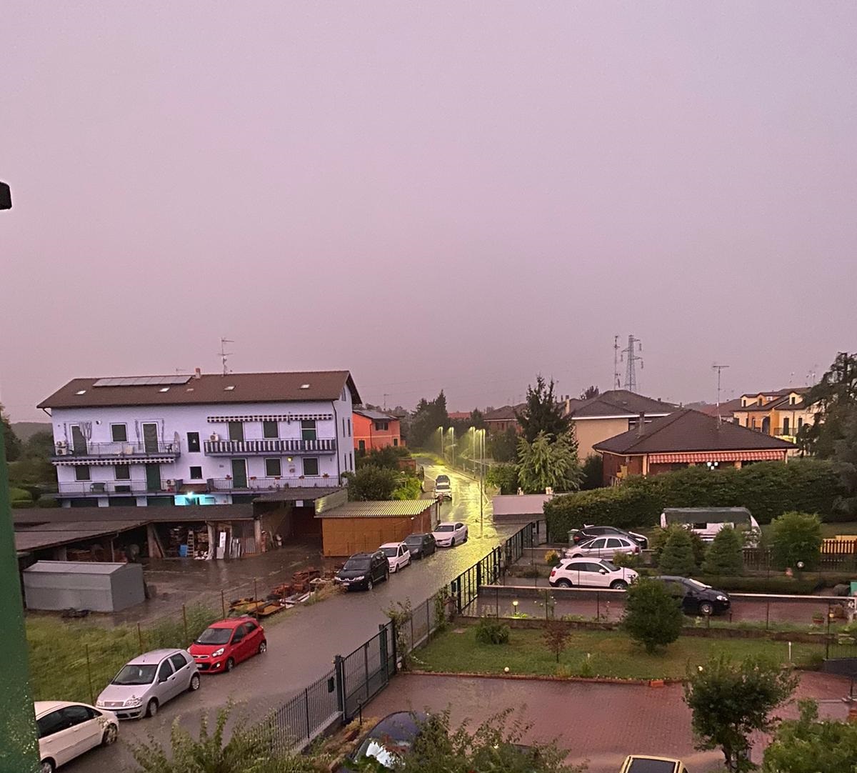 A Casalbagliano allagamenti e black out: “Acqua nei garage tolta coi secchi”