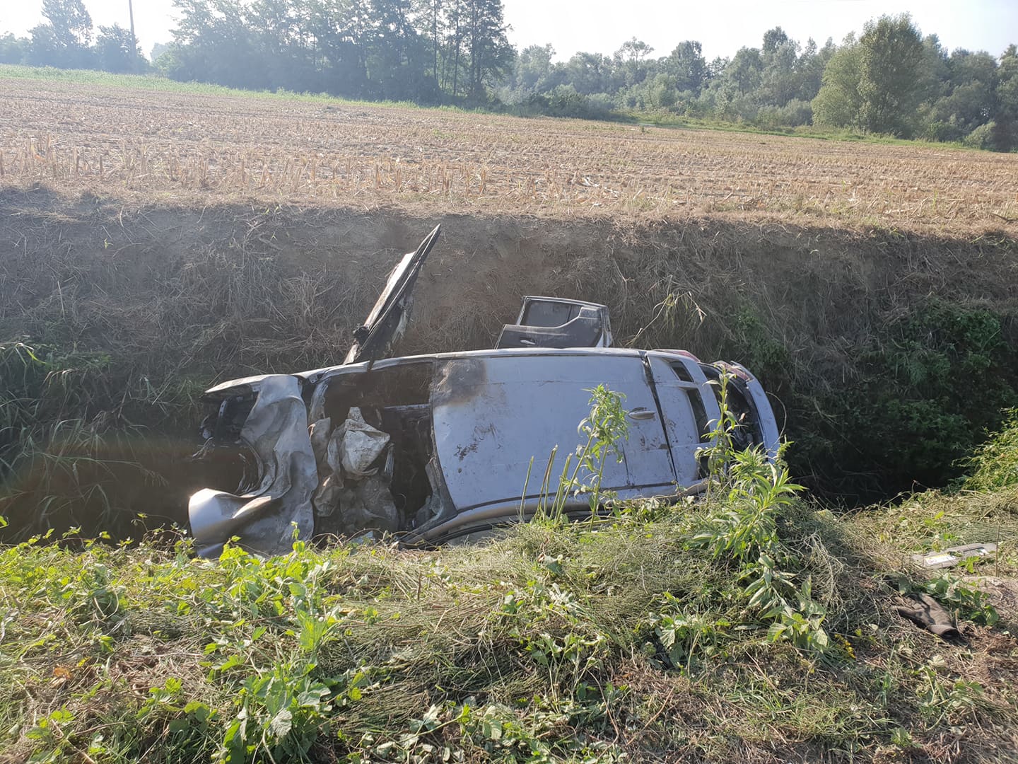 Ciclista investito sul Forlanini: poi l’auto esce di strada e s’incendia