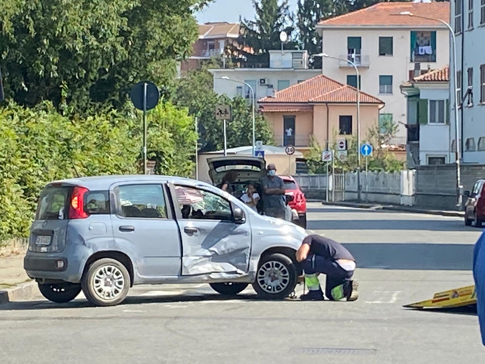 La macchina carambola un paio di volte dopo una mancata precedenza: automobilista in Ospedale