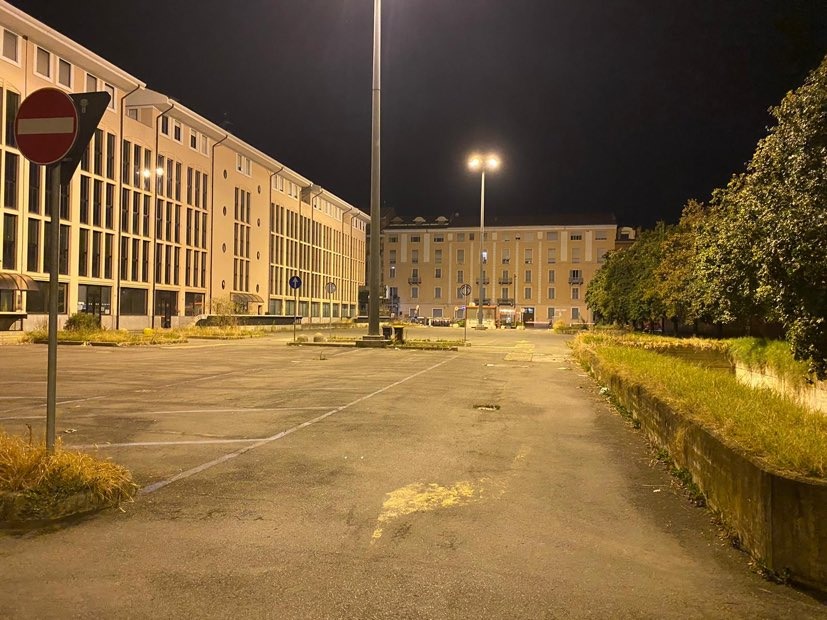 Schiamazzi continui e persone ubriache in piazza Ambrosoli, i residenti: “Siamo esasperati”