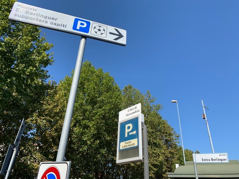 Indicava i posti liberi agli automobilisti di piazzale Berlinguer: denunciato