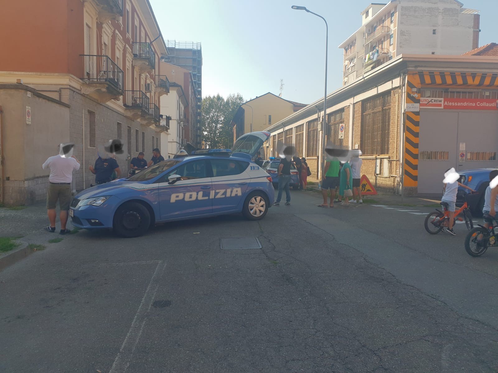 Pitbull fugge da una abitazione e aggredisce due persone