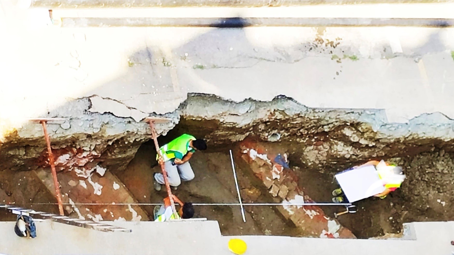 Proseguono gli scavi in via Galilei: emerge un quarto manufatto