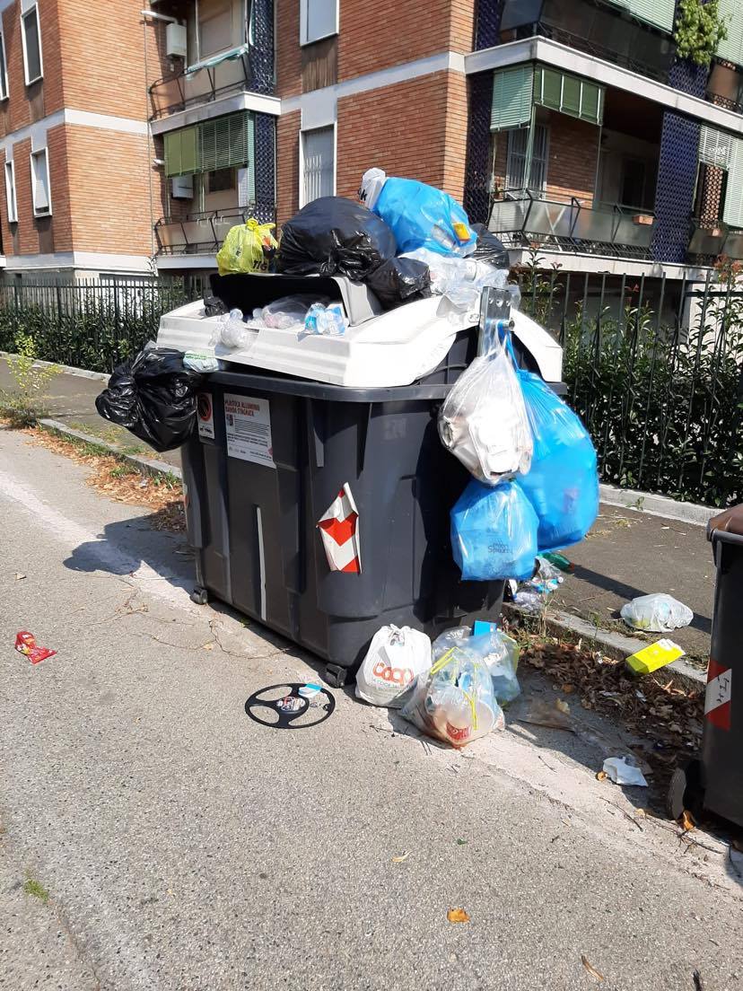 Cassonetti della plastica pieni. Amag Ambiente: “Problemi tecnici, a breve tutto tornerà normale”