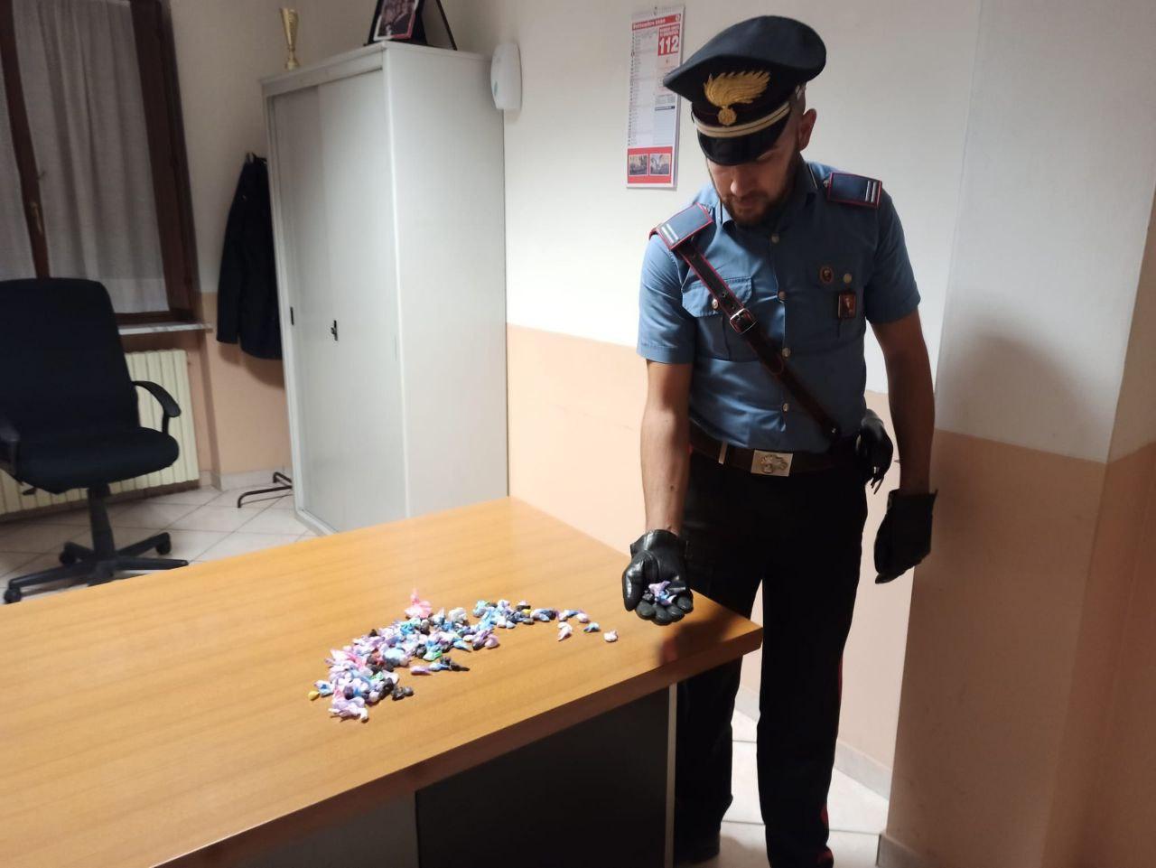 Ignora l’alt e tenta la fuga: preso uno spacciatore con 161 dosi di cocaina