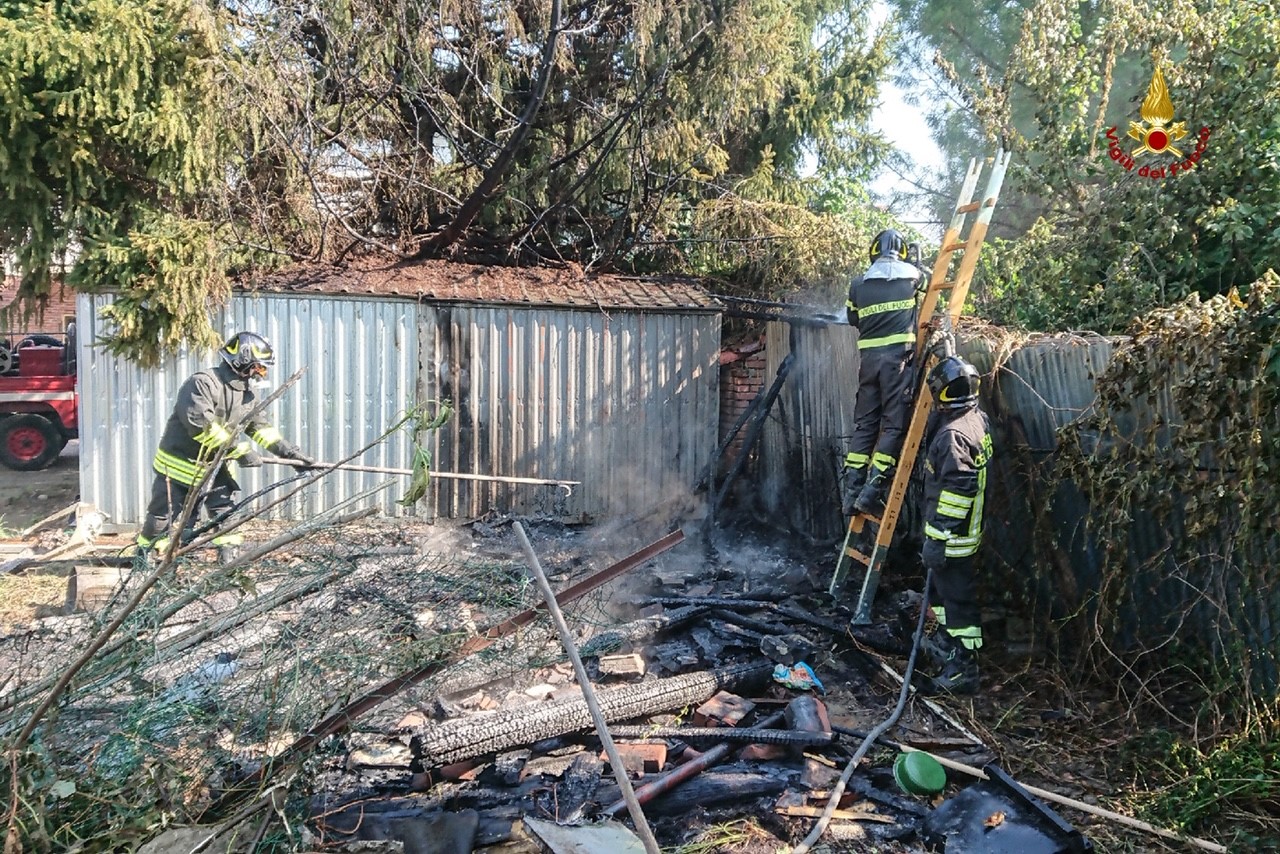 A fuoco un ricovero per gli attrezzi ad Alessandria