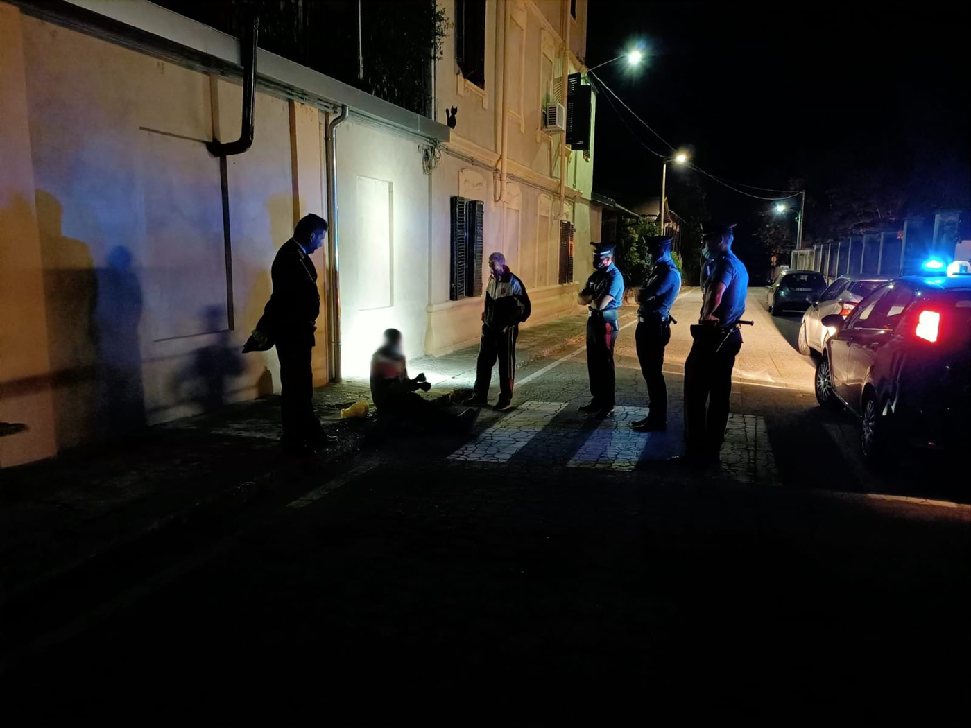 Senza cibo da 2 giorni lancia pietre contro elettori a Pontestura: bloccato e poi rifocillato dai Carabinieri