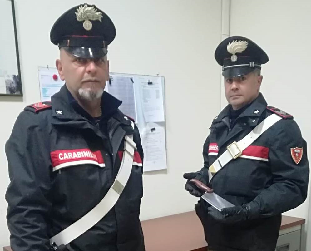Lite a Tortona: colpisce il padre con una stampella, poi prova a estrarre una mannaia