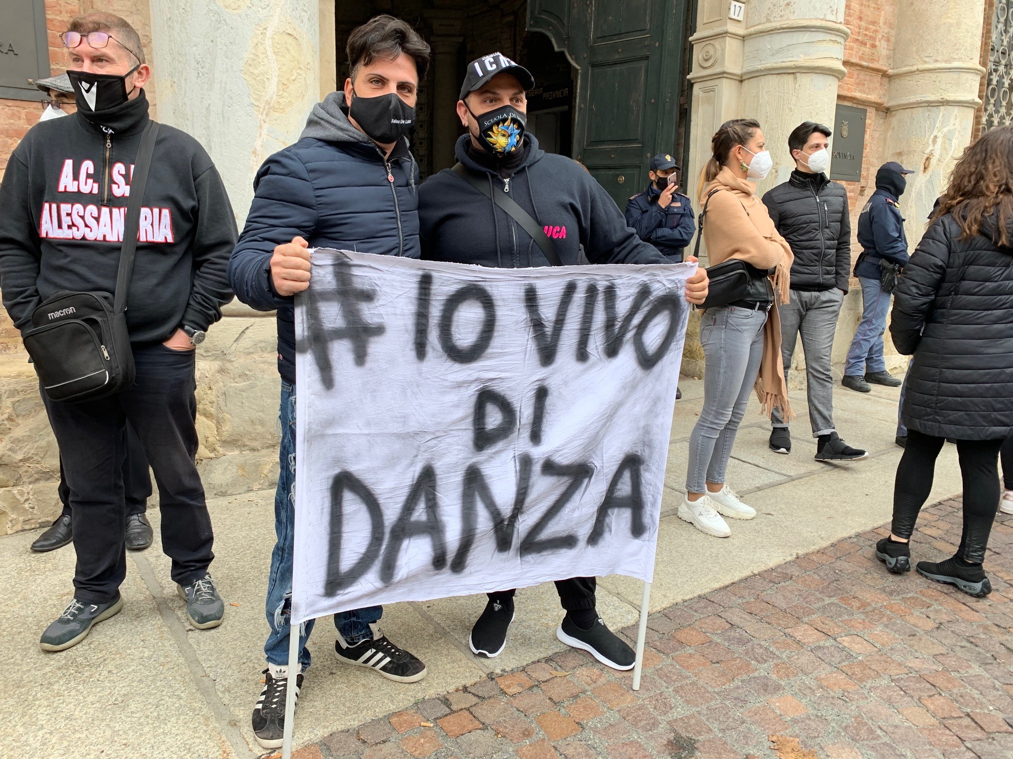 Dalla piazza l’appello disperato dello sport: “Fateci lavorare”. Il sindaco: “Siamo con voi, non disuniamoci”
