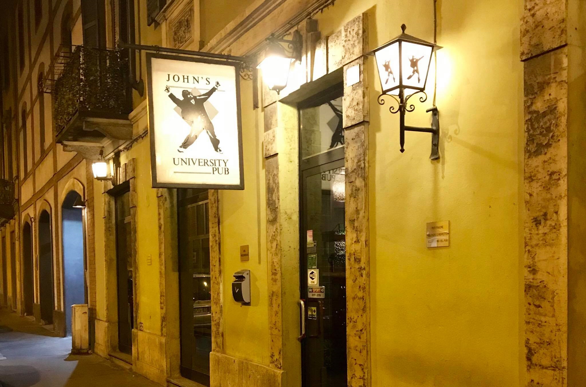 “Resto chiuso di giorno per non danneggiare i locali vicini”: la nobile scelta del titolare del John’s Pub
