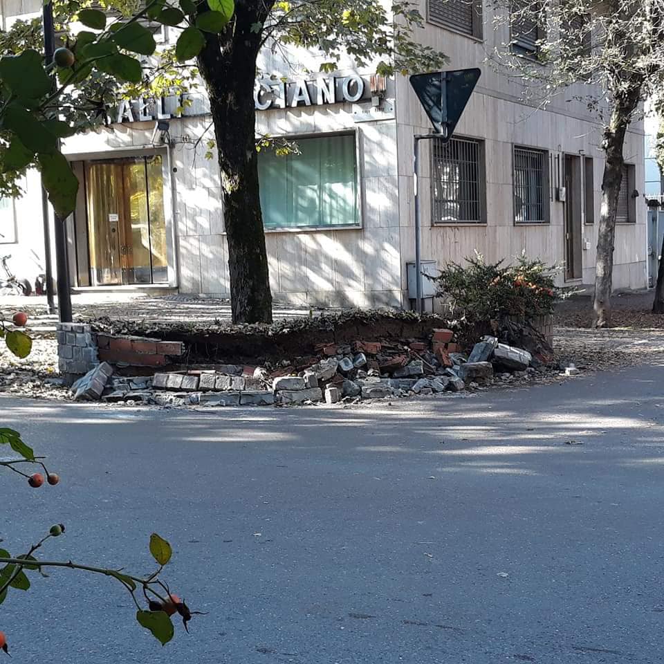 Manovra sbagliata e il muretto viene giù: Municipale di Valenza rintraccia l’autista